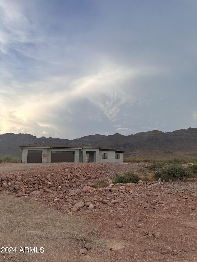 view of front of house featuring a garage and a mountain view