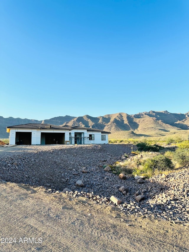 view of front of property featuring a garage and a mountain view