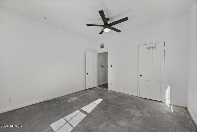 unfurnished bedroom with ceiling fan and a closet