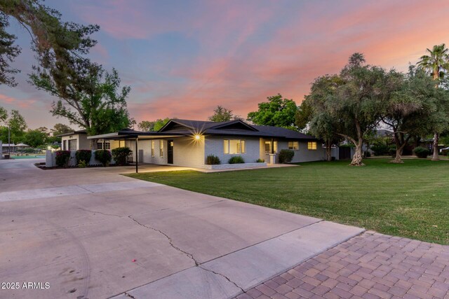2350 E Melrose St, Gilbert, AZ 85297 - ranch-style home with driveway and a front yard