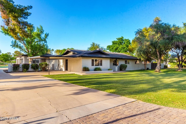 2350 E Melrose St, Gilbert, AZ 85297 - ranch-style house with a front yard and brick siding