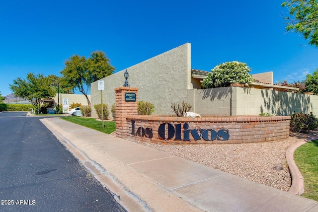 view of community / neighborhood sign