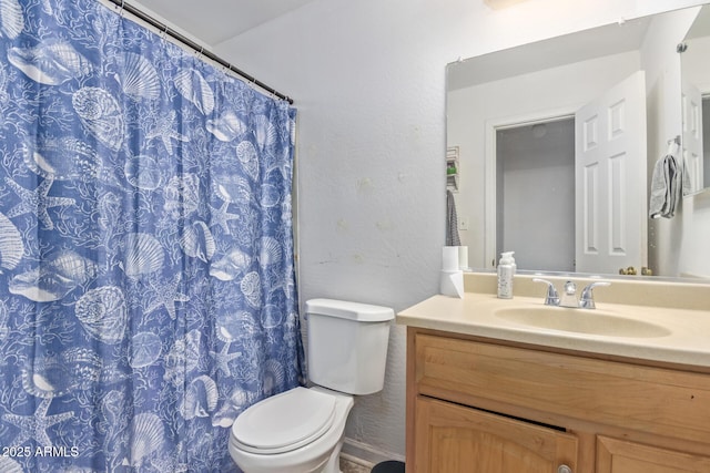 full bath with toilet, a shower with curtain, and vanity