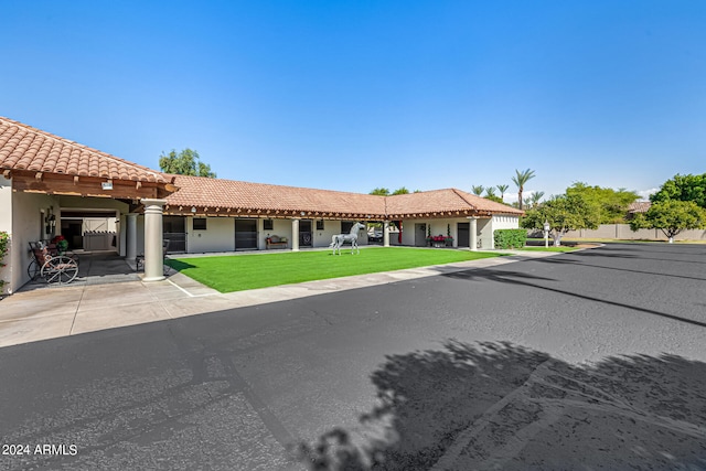 view of front of home featuring a front lawn