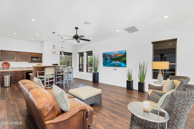 living area with recessed lighting, ceiling fan, dark wood-style flooring, and baseboards