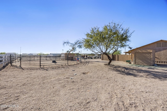 view of yard featuring a rural view