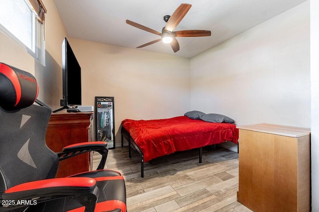 bedroom with ceiling fan