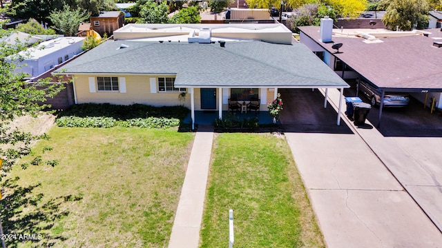 view of front of home featuring a carport and a front yard