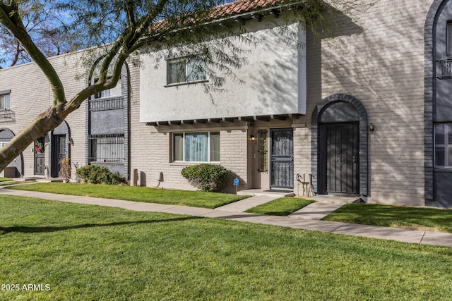 view of front of property featuring a front yard