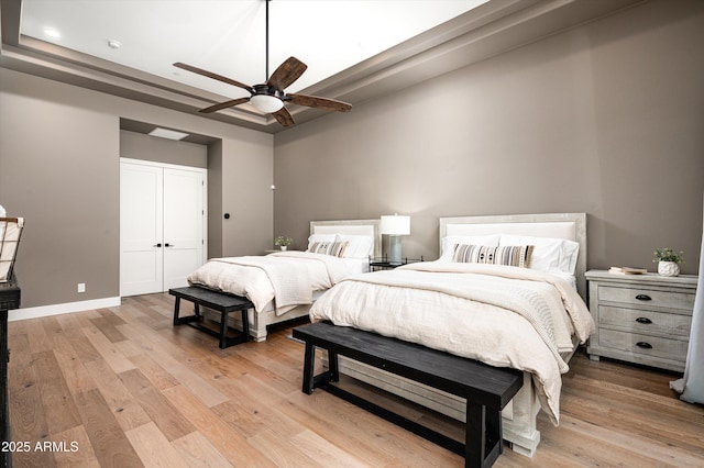 bedroom with light wood-style floors, recessed lighting, baseboards, a ceiling fan, and a closet