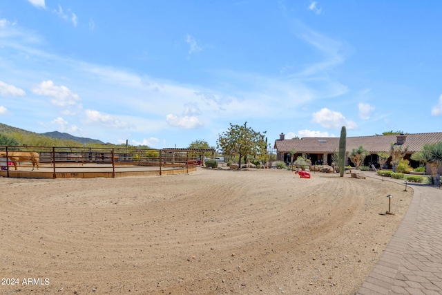 view of yard featuring a mountain view