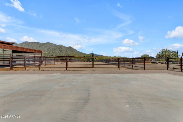 view of yard featuring a mountain view