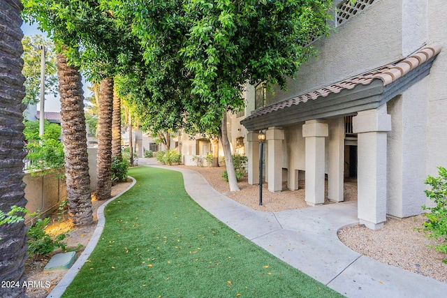 view of property's community featuring a lawn