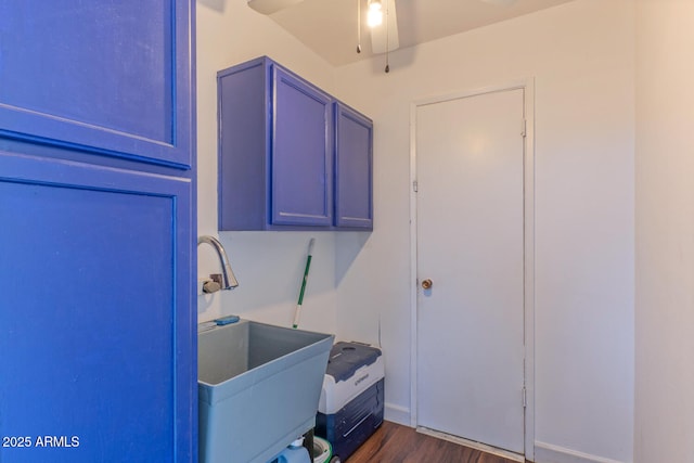 washroom with dark wood-style flooring, ceiling fan, and a sink