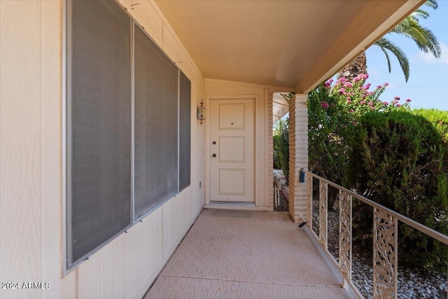 property entrance featuring a balcony