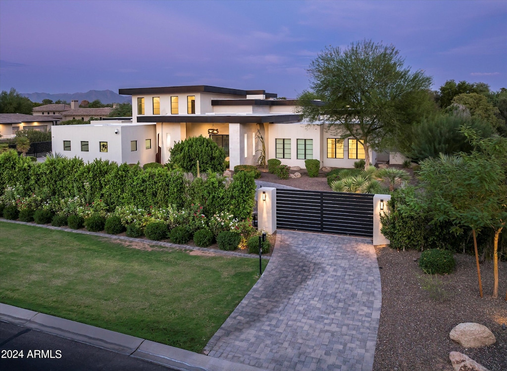 view of front of house featuring a lawn