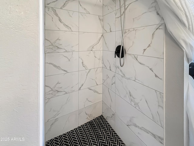 bathroom featuring tiled shower