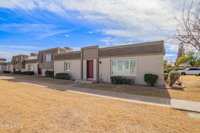 view of front of home featuring a front yard