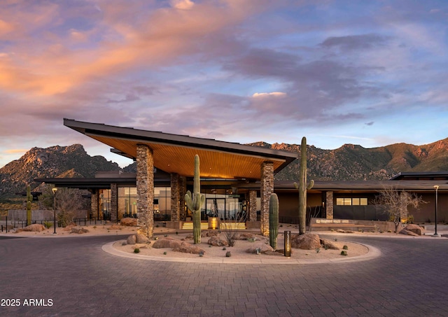 view of front of property featuring a mountain view