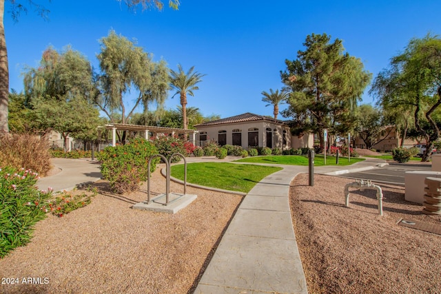 view of property's community featuring a yard