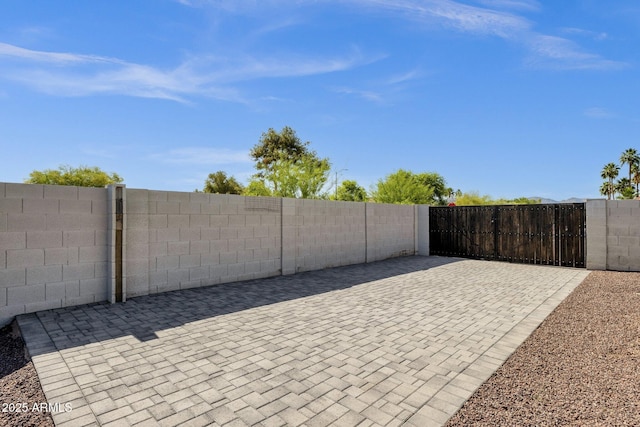 5112 E Cholla St, Scottsdale, AZ 85254 - view of patio with fence