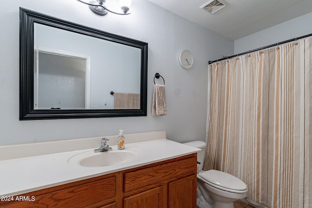 bathroom featuring a shower with shower curtain, vanity, and toilet