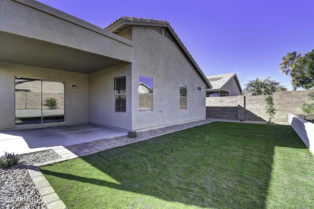 view of yard featuring a patio area