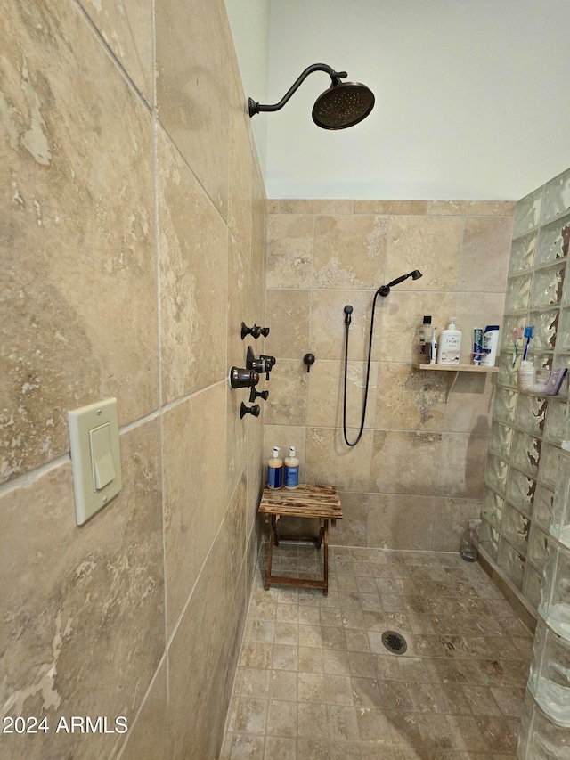 bathroom featuring tiled shower