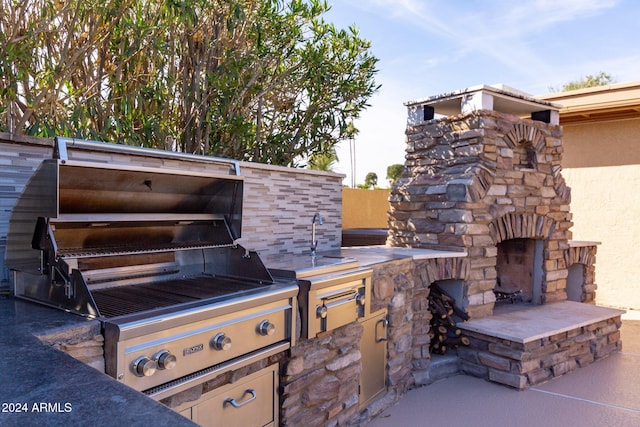 view of patio featuring an outdoor kitchen and grilling area