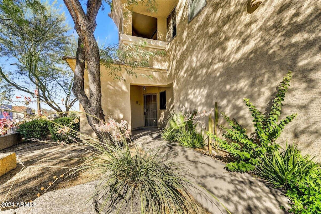 entrance to property featuring a balcony