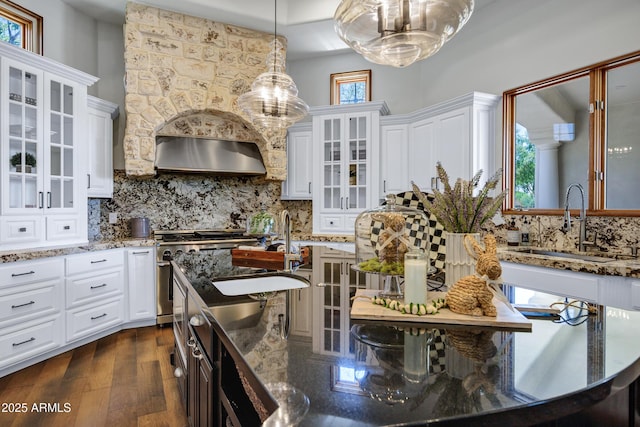 2527 E Beechnut Ct, Chandler, AZ 85249 - kitchen with a sink, high end stainless steel range oven, a chandelier, backsplash, and pendant lighting