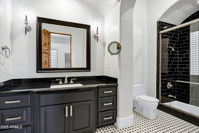 2527 E Beechnut Ct, Chandler, AZ 85249 - bathroom featuring a tile shower, toilet, vanity, and baseboards