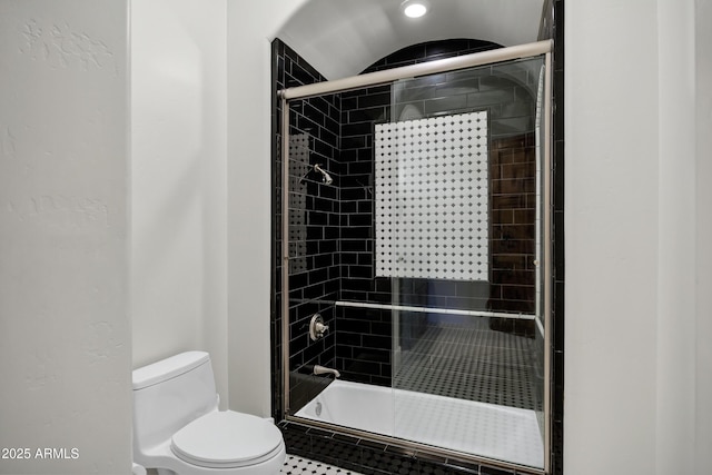 2527 E Beechnut Ct, Chandler, AZ 85249 - bathroom featuring a tile shower and toilet