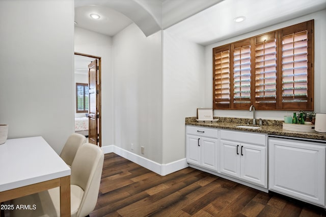 2527 E Beechnut Ct, Chandler, AZ 85249 - bar area featuring a sink, dark wood-type flooring, baseboards, and recessed lighting
