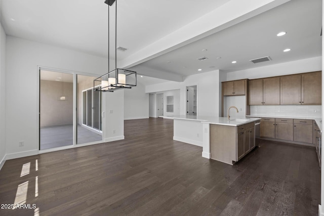 kitchen featuring backsplash, visible vents, open floor plan, and dark wood-style flooring