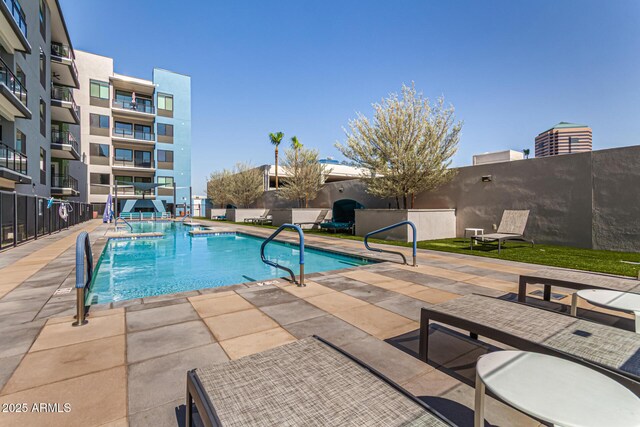 3131 N Central Ave Unit 3004, Phoenix, AZ 85012 - community pool with a patio area