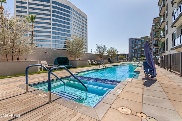 3131 N Central Ave Unit 3004, Phoenix, AZ 85012 - community pool with a community hot tub and a patio