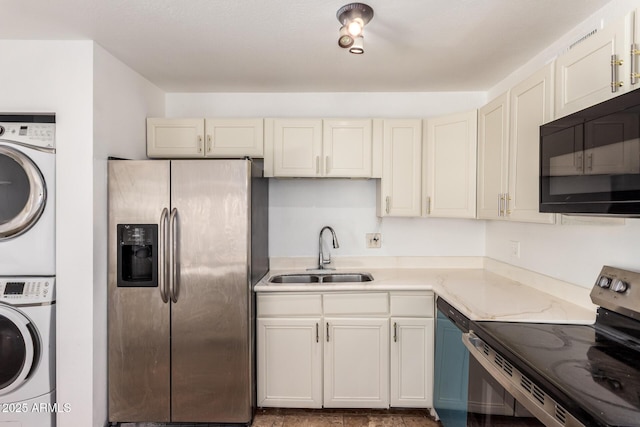 3644 W Maryland Ave, Phoenix, AZ 85019 - kitchen featuring stainless steel appliances, a sink, estacked washer and dryer, and light countertops
