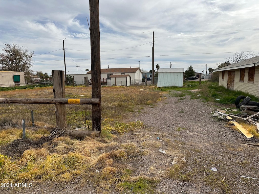 view of yard featuring a shed