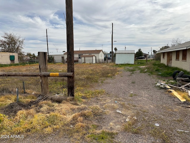 view of yard featuring a shed