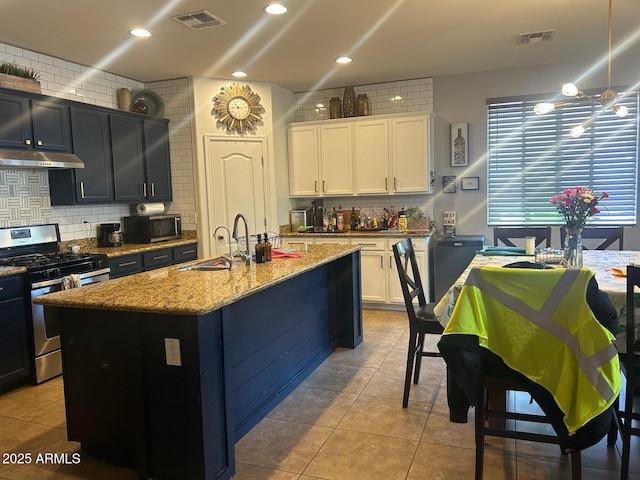 23644 S 209th Pl, Queen Creek, AZ 85142 - kitchen featuring stainless steel appliances, under cabinet range hood, tasteful backsplash, a chandelier, and light stone countertops