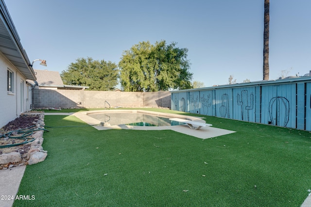 view of yard featuring a fenced in pool