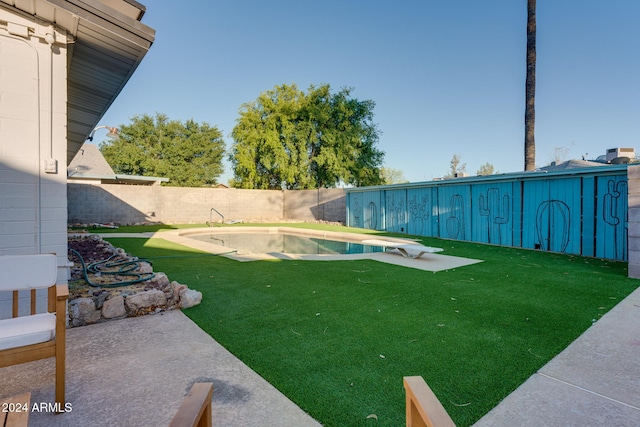 view of yard featuring a fenced in pool