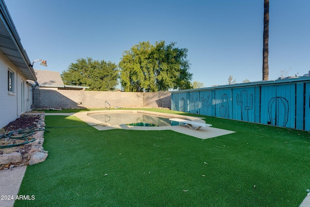 view of yard featuring a fenced in pool