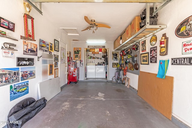 garage with ceiling fan and washing machine and clothes dryer