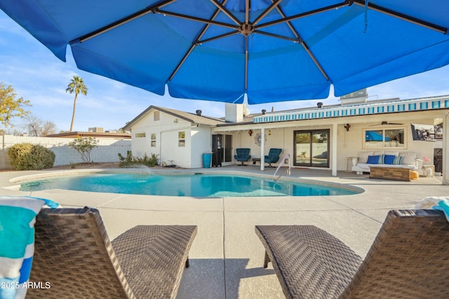 view of swimming pool featuring an outdoor living space, a patio area, and ceiling fan