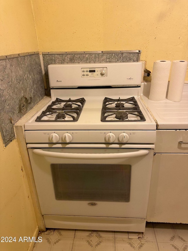 room details featuring white gas range oven