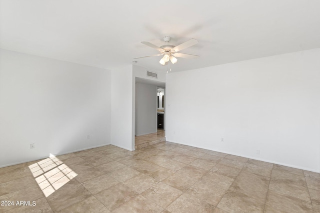 empty room featuring ceiling fan