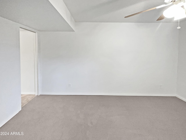 unfurnished room with carpet flooring and ceiling fan