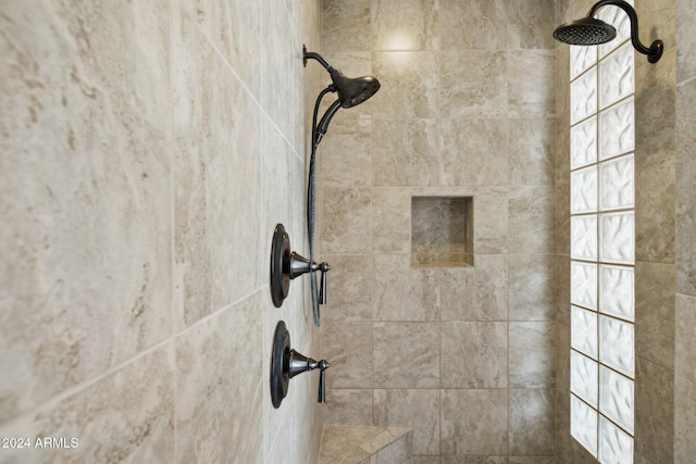 room details featuring a tile shower